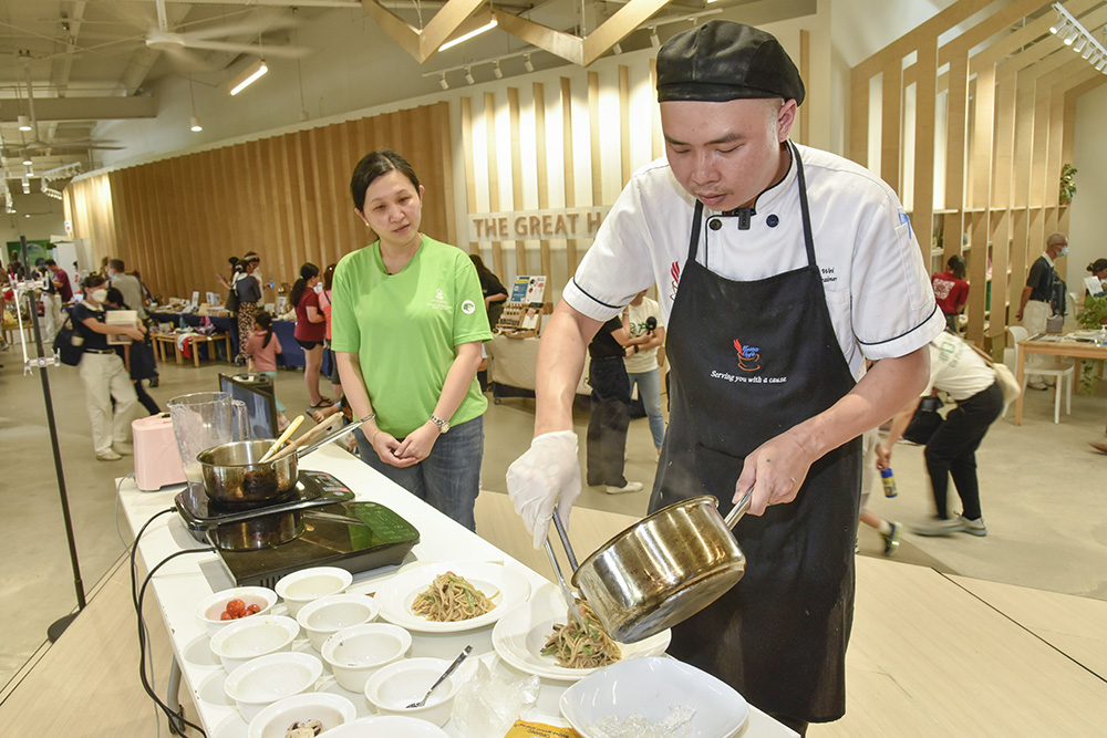 A strong aroma wafts from the centre stage as Chef Hoo Chee Wei demonstrates how to prepare spaghetti in wild mushroom white sauce. (Photo by Goh Shoo Weng)