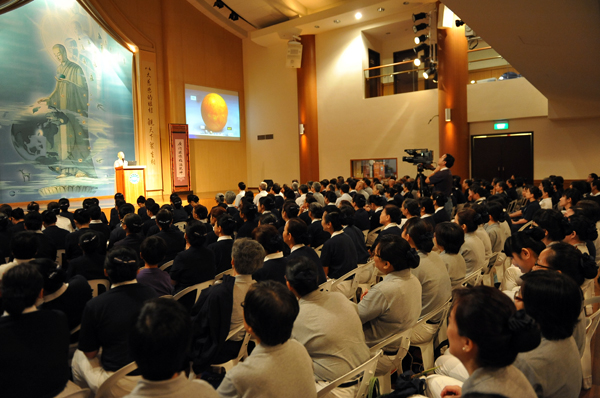 以法相会  精舍师父勉众精进行愿