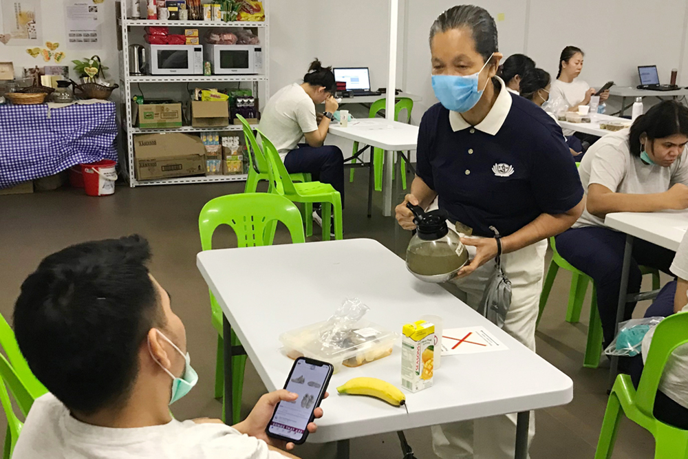 斟茶递水 温暖医护心田