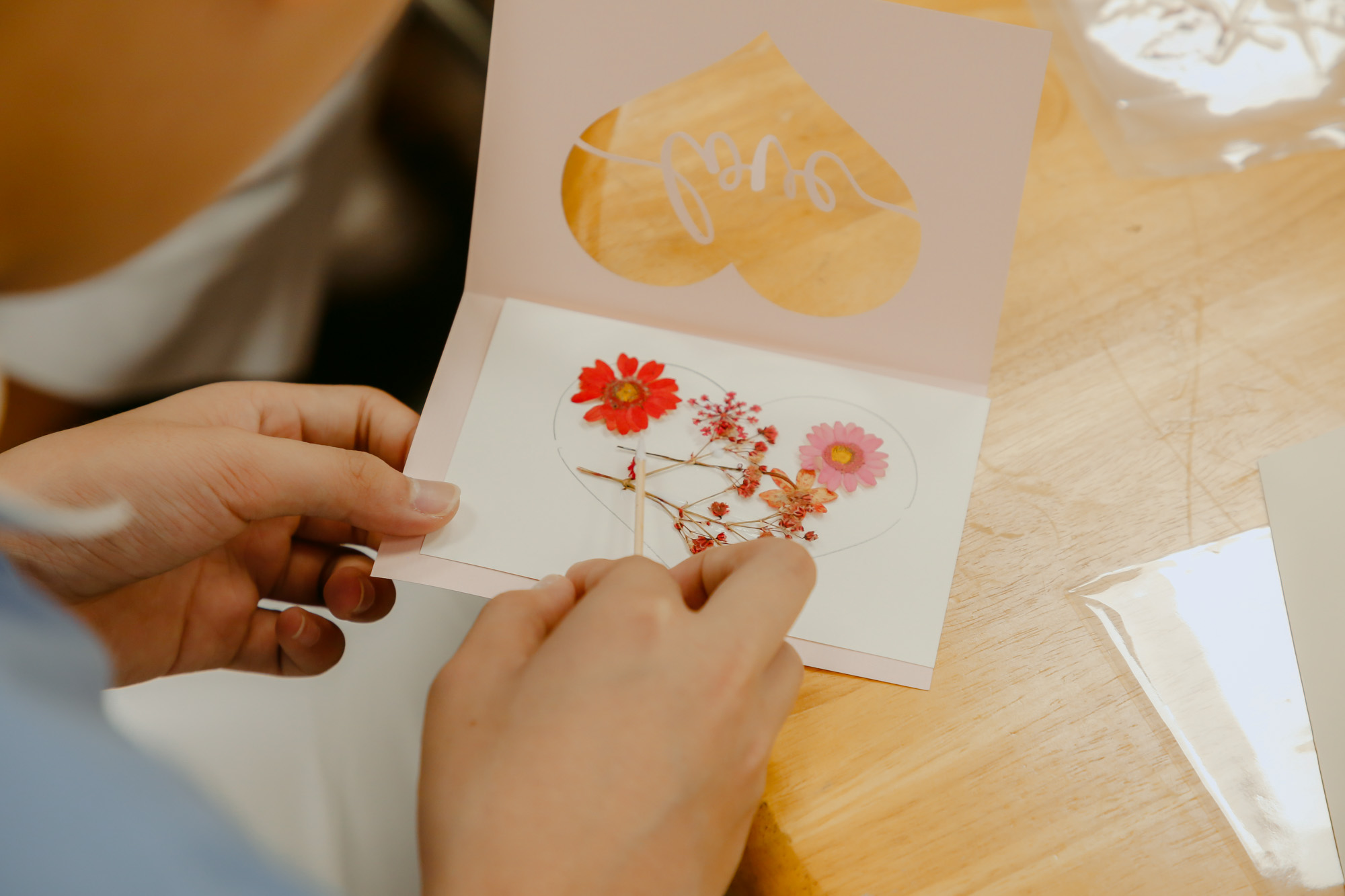 Under the guidance of Pressed Flower Art teacher Lee Chia-Ling, Tzu Shaos created thank-you cards for their parents. (Photo by Fong Kwai Kin)